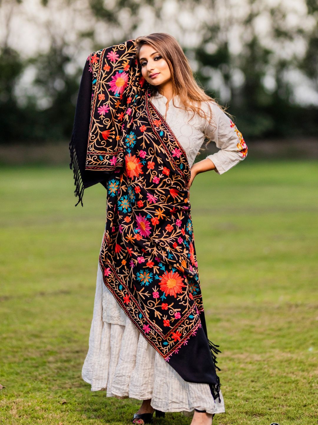 WOMEN'S AARI EMBROIDERED WOOL STOLE - Image 5