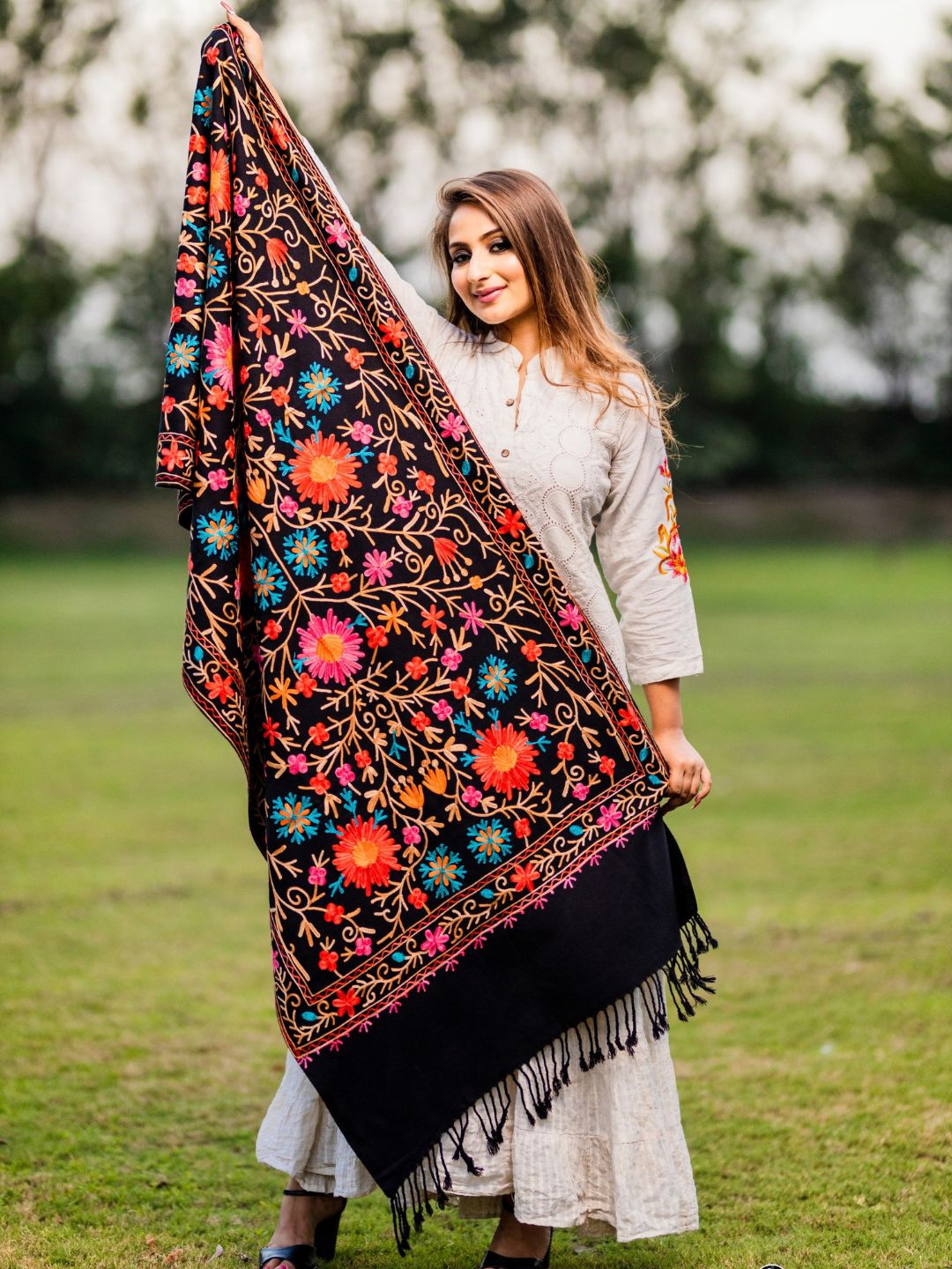 WOMEN'S AARI EMBROIDERED WOOL STOLE - Image 2