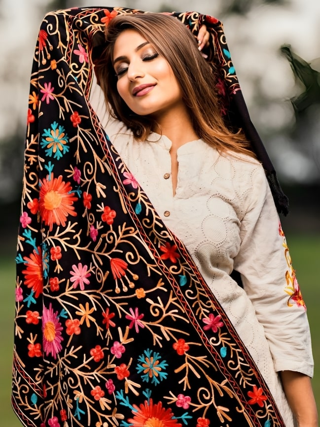 WOMEN'S AARI EMBROIDERED WOOL STOLE - Image 4